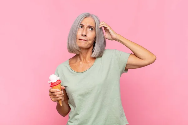 Mulher Meia Idade Sentindo Confuso Confuso Coçando Cabeça Olhando Para — Fotografia de Stock