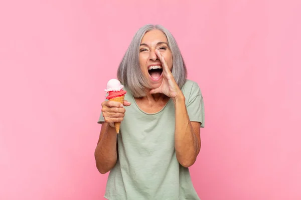 Mulher Meia Idade Sentindo Feliz Animado Positivo Dando Grande Grito — Fotografia de Stock