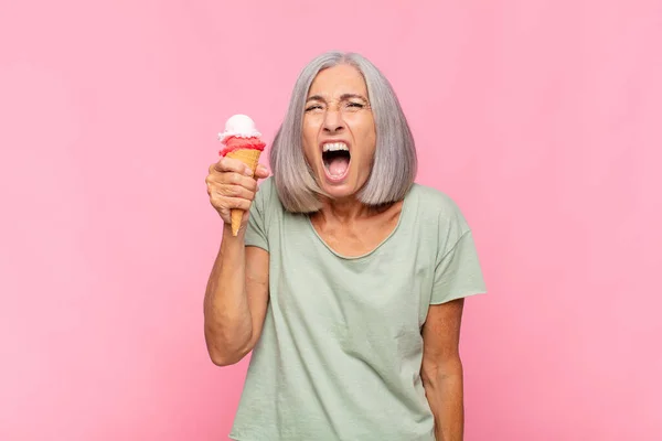 Mulher Meia Idade Gritando Agressivamente Olhando Muito Com Raiva Frustrado — Fotografia de Stock