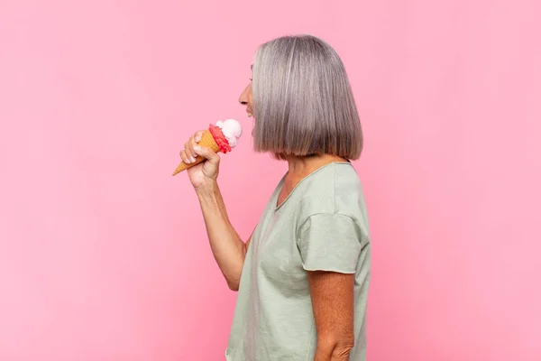 Mujer Mediana Edad Vista Perfil Que Buscan Copiar Espacio Por —  Fotos de Stock