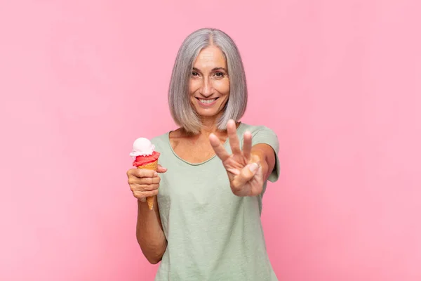 Mulher Meia Idade Sorrindo Olhando Amigável Mostrando Número Três Terceiro — Fotografia de Stock