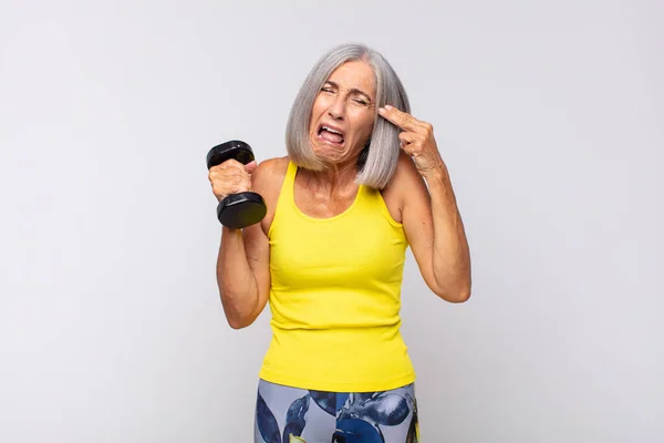 Middelbare Leeftijd Vrouw Kijkt Ongelukkig Gestrest Zelfmoord Gebaar Maken Pistool — Stockfoto