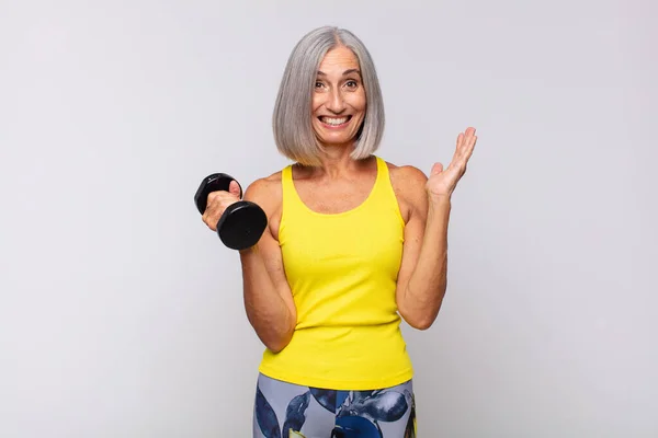 Mulher Meia Idade Sentindo Feliz Surpreso Alegre Sorrindo Com Atitude — Fotografia de Stock