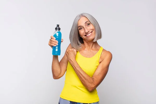 Mulher Meia Idade Sentindo Feliz Positiva Bem Sucedida Motivada Enfrentar — Fotografia de Stock