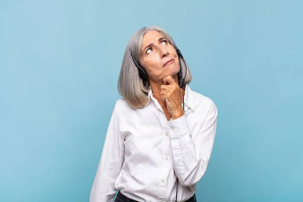 Middle Age Woman Thinking Feeling Doubtful Confused Different Options Wondering — Stock Photo, Image