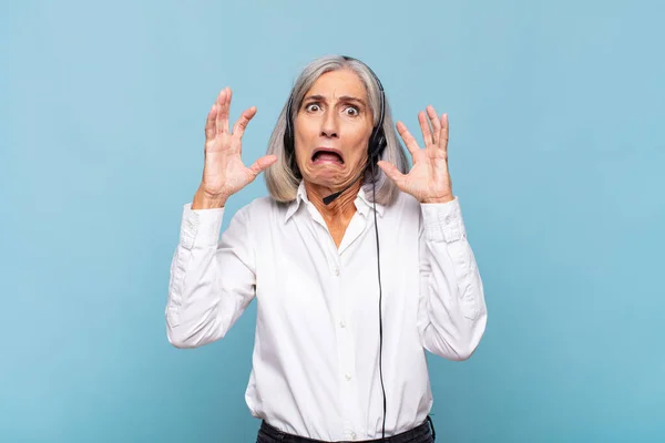 Donna Mezza Età Urlando Con Mani Alto Aria Sentendosi Furioso — Foto Stock