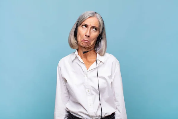 Mujer Mediana Edad Sintiéndose Triste Quejumbrosa Con Una Mirada Infeliz — Foto de Stock