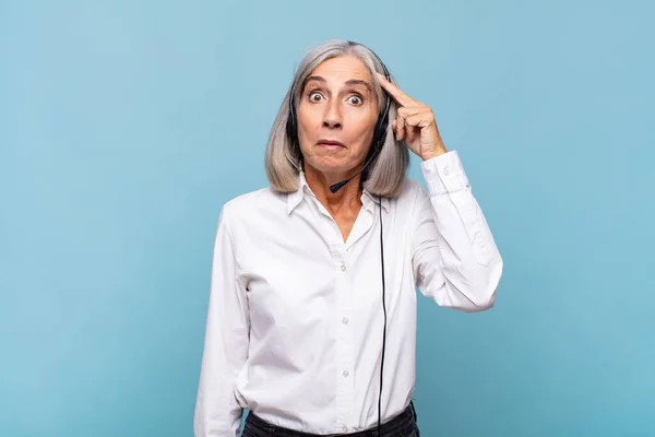 Mujer Mediana Edad Que Parece Sorprendida Con Boca Abierta Conmocionada — Foto de Stock