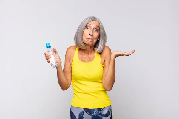 Vrouw Van Middelbare Leeftijd Die Zich Verward Verward Voelt Twijfelt — Stockfoto