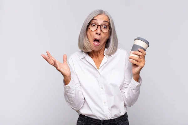 Femme Âge Moyen Bouche Ouverte Étonné Choqué Étonné Par Concept — Photo