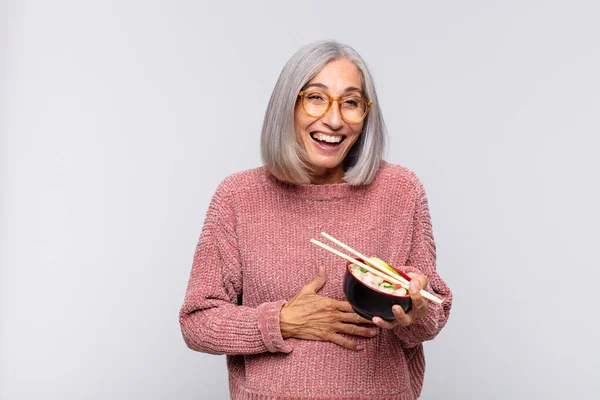 Orta Yaşlı Bir Kadın Komik Bir Şakaya Yüksek Sesle Gülüyor — Stok fotoğraf