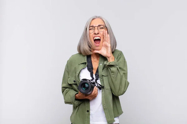 Mujer Mediana Edad Sentirse Feliz Emocionado Positivo Dando Gran Grito —  Fotos de Stock