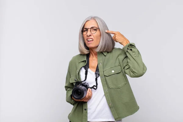 Mujer Mediana Edad Sentirse Confundido Perplejo Mostrando Que Está Loco —  Fotos de Stock
