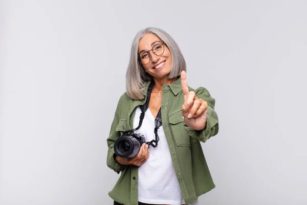 Mujer Mediana Edad Sonriendo Mirando Amigable Mostrando Número Uno Primero —  Fotos de Stock