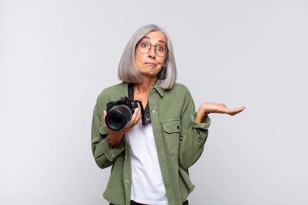 Mujer Mediana Edad Sintiéndose Desconcertada Confundida Dudando Ponderando Eligiendo Diferentes —  Fotos de Stock
