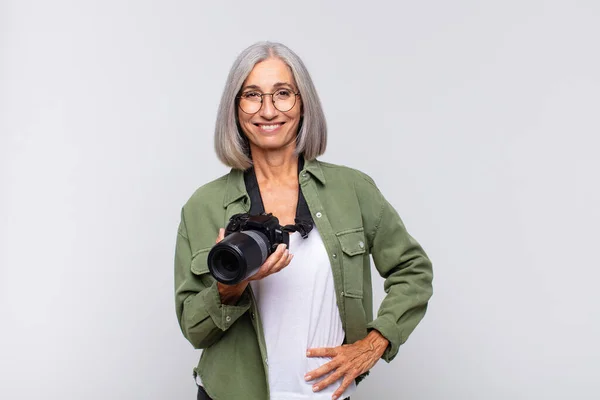 Frau Mittleren Alters Lächelt Glücklich Mit Einer Hand Auf Der — Stockfoto