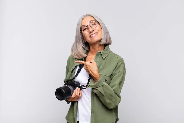 Mujer Mediana Edad Sonriendo Alegremente Sintiéndose Feliz Señalando Hacia Lado —  Fotos de Stock