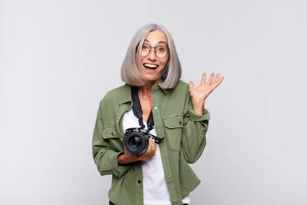 Mujer Mediana Edad Sintiéndose Feliz Emocionada Sorprendida Sorprendida Sonriendo Asombrada —  Fotos de Stock
