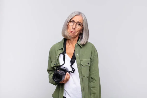 Mujer Mediana Edad Sintiéndose Triste Quejumbrosa Con Una Mirada Infeliz —  Fotos de Stock