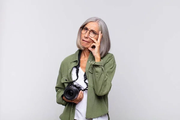 Mujer Mediana Edad Que Siente Aburrida Frustrada Soñolienta Después Una —  Fotos de Stock