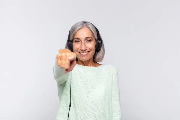 Orta Yaşlı Bir Kadın Kameraya Bakıyor Kendinden Emin Arkadaş Canlısı — Stok fotoğraf