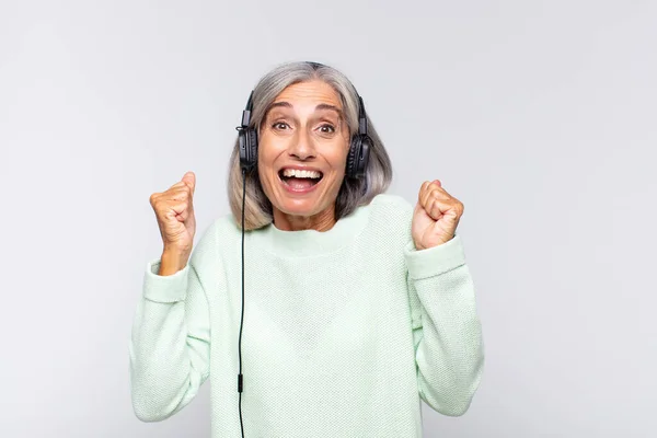 Mulher Meia Idade Sentindo Chocado Animado Feliz Rindo Celebrando Sucesso — Fotografia de Stock