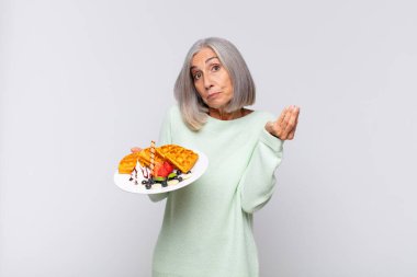 Orta yaşlı bir kadın sana borcunu ödemeni söyleyerek kapiş veya para hareketi yapıyor! kahvaltı kavramı