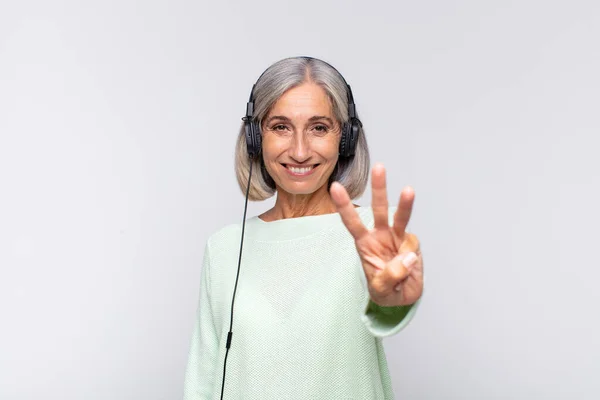 Mujer Mediana Edad Sonriendo Mirando Amigable Mostrando Número Tres Tercero —  Fotos de Stock
