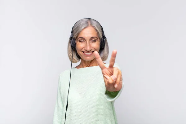 Mujer Mediana Edad Sonriendo Mirando Amigable Mostrando Número Dos Segundo —  Fotos de Stock