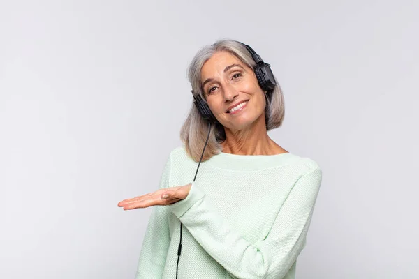 Orta Yaşlı Bir Kadın Mutlu Bir Şekilde Gülümsüyor Kendini Mutlu — Stok fotoğraf