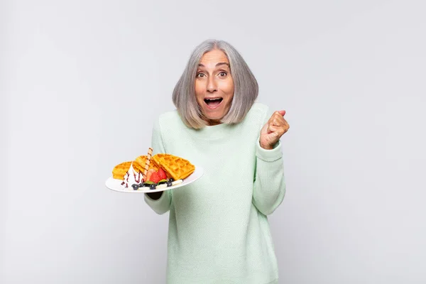 Mujer Mediana Edad Sintiéndose Conmocionada Emocionada Feliz Riendo Celebrando Éxito —  Fotos de Stock