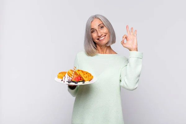 Vrouw Van Middelbare Leeftijd Die Zich Gelukkig Ontspannen Tevreden Voelt — Stockfoto