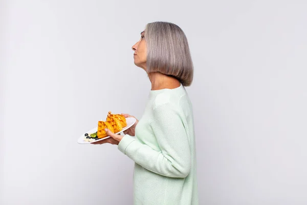 Mujer Mediana Edad Vista Perfil Que Buscan Copiar Espacio Por —  Fotos de Stock