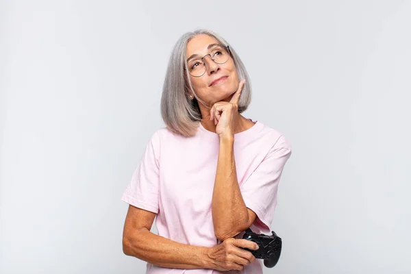 Vrouw Van Middelbare Leeftijd Die Vrolijk Lacht Dagdroomt Twijfelt Naar — Stockfoto