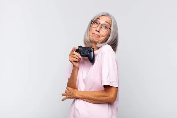 Middle Age Woman Shrugging Feeling Confused Uncertain Doubting Arms Crossed — Stock Photo, Image