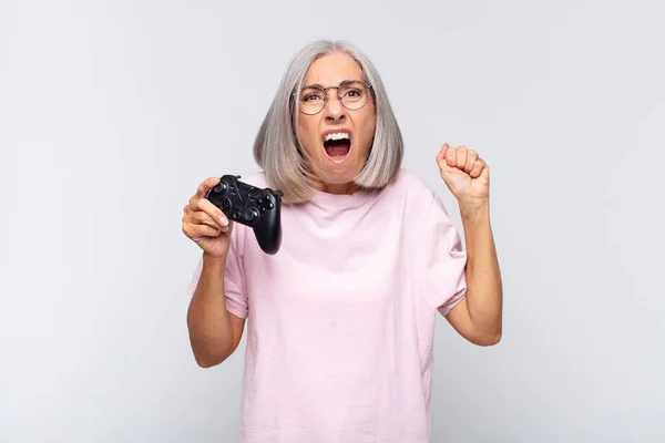Mujer Mediana Edad Gritando Agresivamente Con Una Expresión Enojo Con —  Fotos de Stock