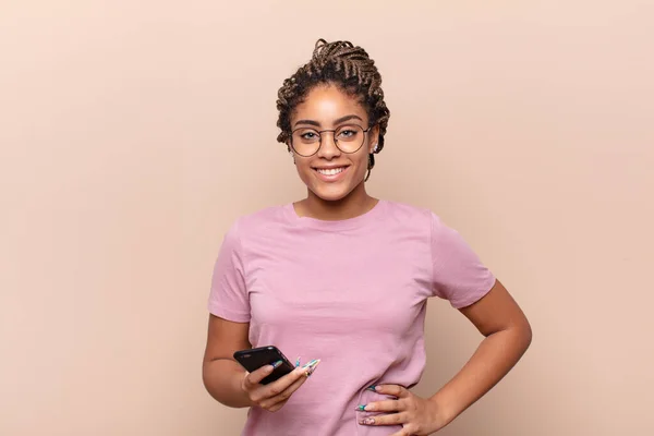 Jovem Afro Mulher Sorrindo Feliz Com Uma Mão Quadril Confiante — Fotografia de Stock