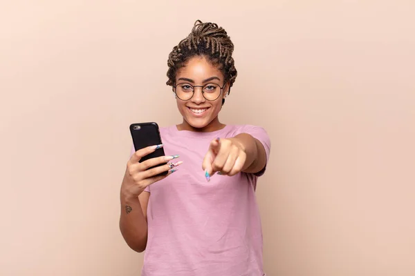 Jovem Afro Mulher Apontando Para Câmera Com Sorriso Satisfeito Confiante — Fotografia de Stock