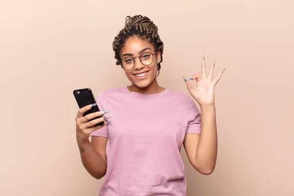 Jovem Afro Mulher Sentindo Feliz Relaxado Satisfeito Mostrando Aprovação Com — Fotografia de Stock