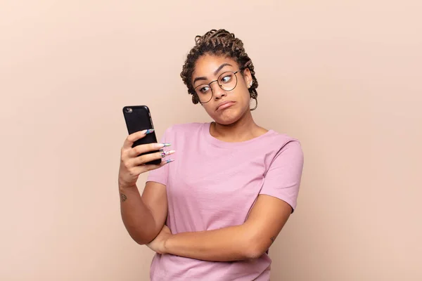 Jovem Afro Mulher Encolhendo Ombros Sentindo Confuso Incerto Duvidando Com — Fotografia de Stock