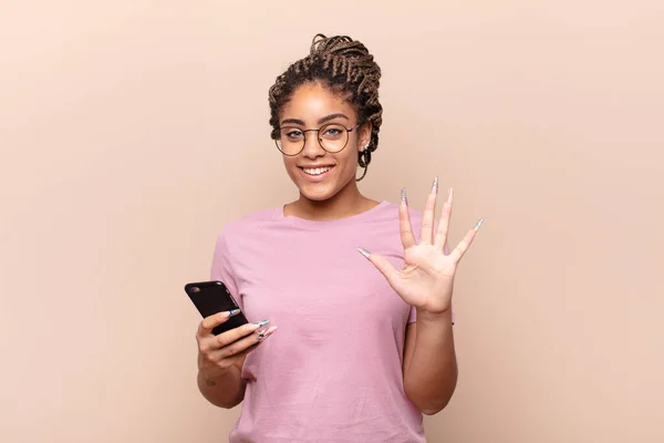 Jovem Afro Mulher Sorrindo Olhando Amigável Mostrando Número Cinco Quinto — Fotografia de Stock