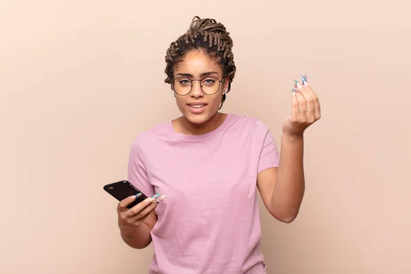 Jovem Afro Mulher Fazendo Capice Gesto Dinheiro Dizendo Lhe Para — Fotografia de Stock