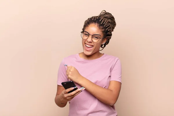 Joven Afro Mujer Sintiéndose Feliz Positiva Exitosa Motivada Cuando Enfrenta — Foto de Stock