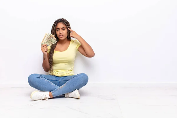 Giovane Donna Afro Sentirsi Confuso Perplesso Mostrando Che Sei Pazzo — Foto Stock