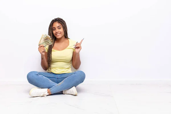 Giovane Donna Afro Sorridendo Allegramente Sentendosi Felice Indicando Lato Verso — Foto Stock