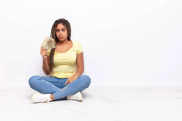 Giovane Donna Afro Sentirsi Triste Piagnucoloso Con Uno Sguardo Infelice — Foto Stock