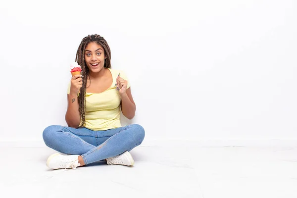 Joven Afro Mujer Sintiéndose Conmocionada Emocionada Feliz Riendo Celebrando Éxito —  Fotos de Stock