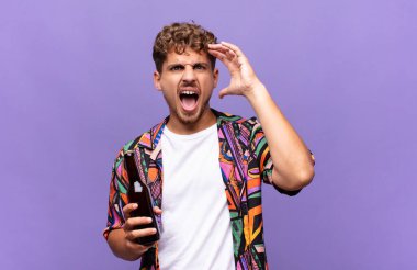 Genç adam elleri havada bağırıyor, öfkeli, sinirli, stresli ve üzgün hissediyor. tatil kavramı