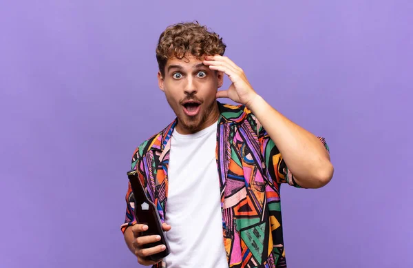 Jovem Que Parece Feliz Surpreso Surpreso Sorrindo Percebendo Incrível Incrível — Fotografia de Stock