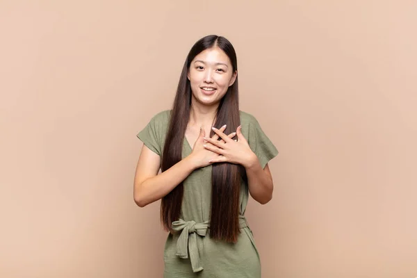 Asiática Jovem Mulher Sentindo Romântico Feliz Amor Sorrindo Alegremente Mãos — Fotografia de Stock